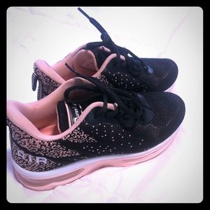 Size 6 Nike Air Tennis Shoes